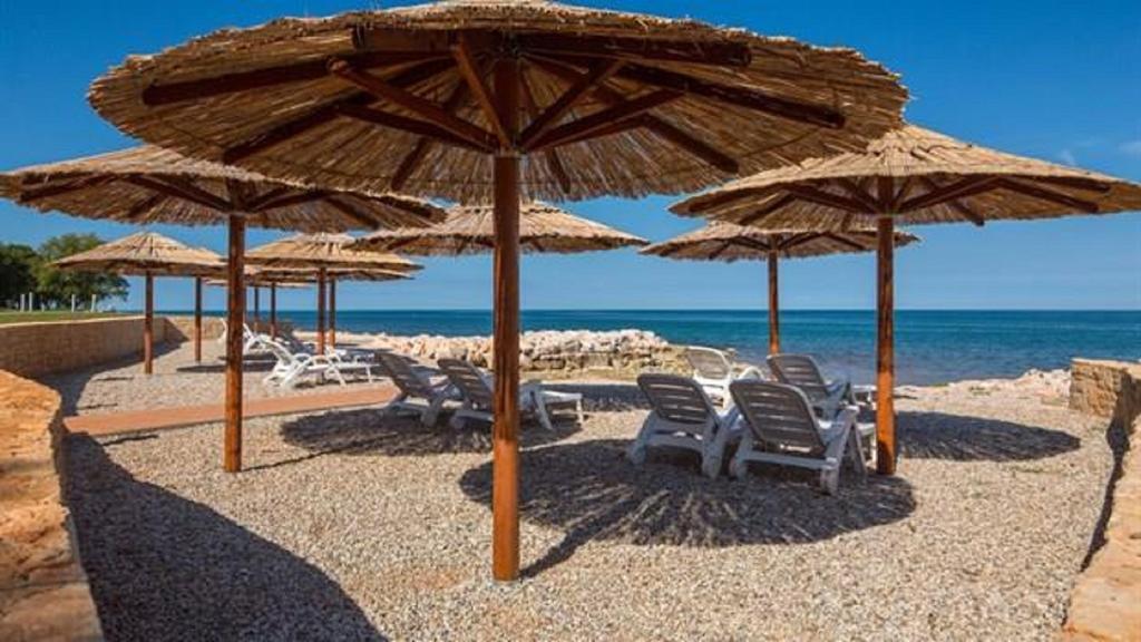 Holiday Mobile Homes Park Riviera Karigador Buitenkant foto